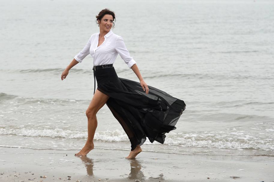L&#39;attrice Luisa Ranieri, madrina della 71esima edizione del Festival di Venezia, ha posato sul lungomare del Lido, sulla spiaggia dell&#39;hotel 